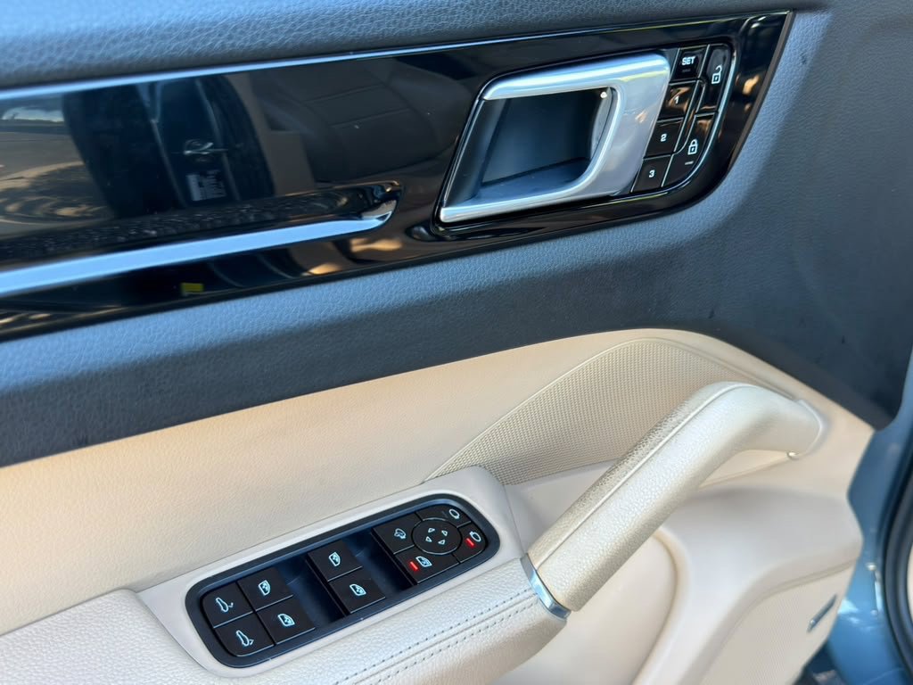 Used 2020 Porsche Cayenne AWD/4WD image 7