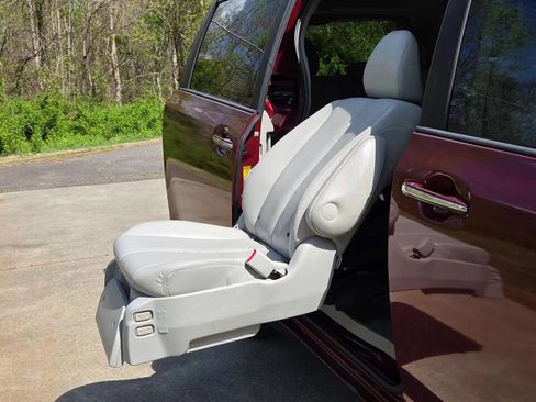 Used 2013 Toyota Sienna XLE image 23