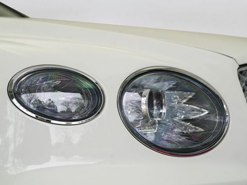 Used 2022 Bentley Bentayga AWD/4WD image 56