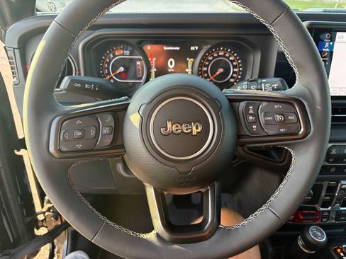 Used 2025 Jeep Wrangler Unlimited Rubicon w/ Convenience Group AWD/4WD image 13