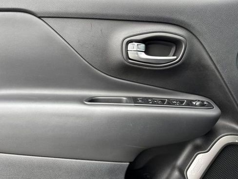 Used 2022 Jeep Renegade Latitude w/ Convenience Group image 11