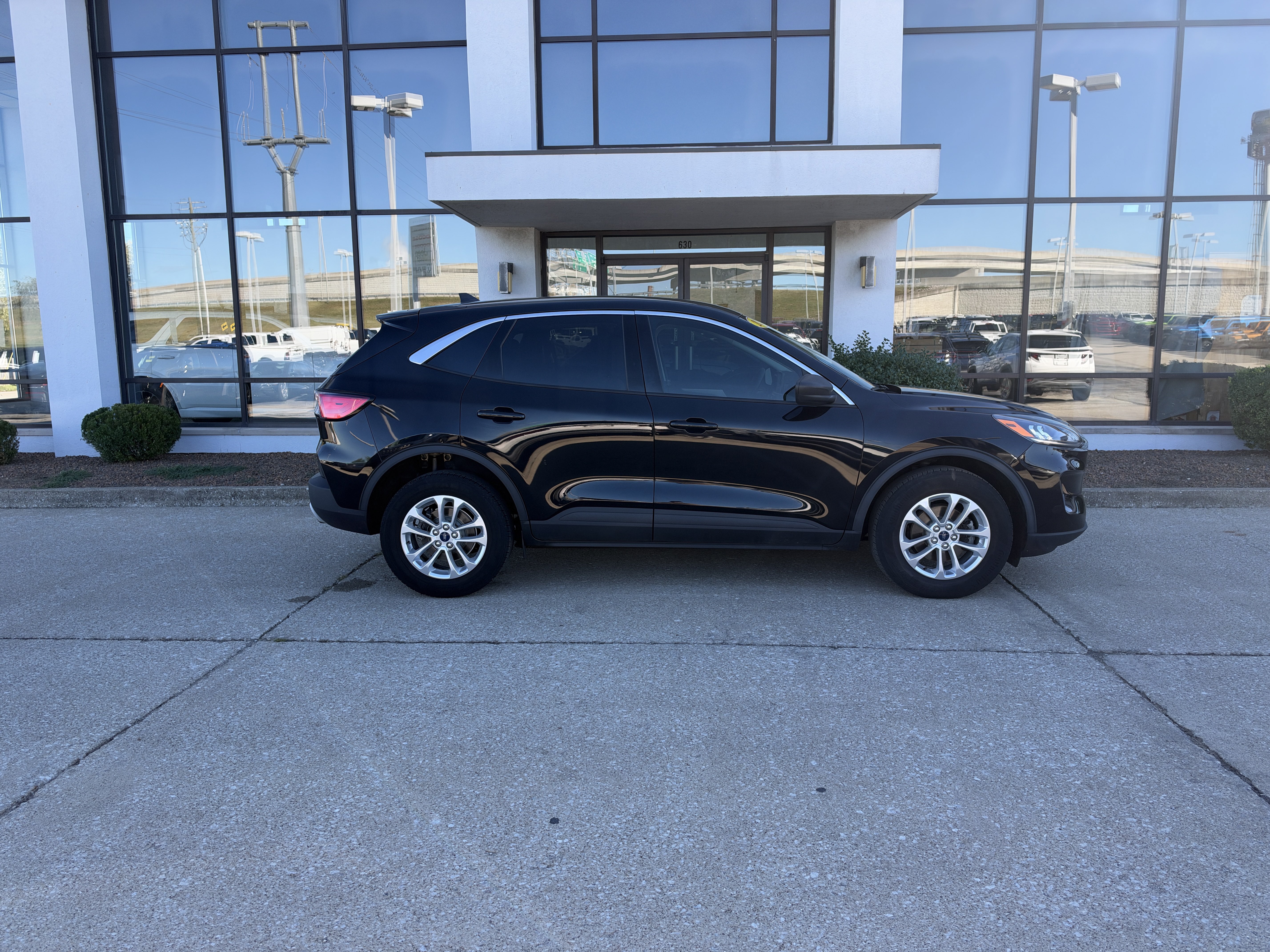 Used 2022 Ford Escape SE w/ Cold Weather Package AWD/4WD image 3
