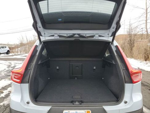 Used 2025 Volvo XC40 B5 Core image 25