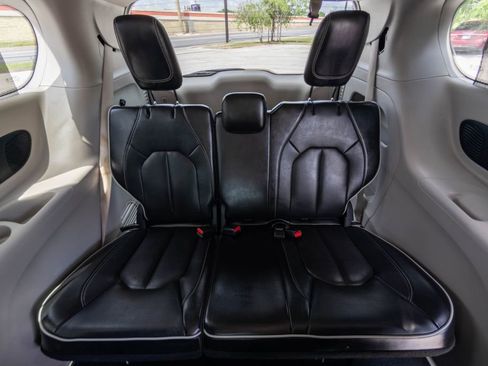 Used 2023 Chrysler Pacifica Limited FWD image 17