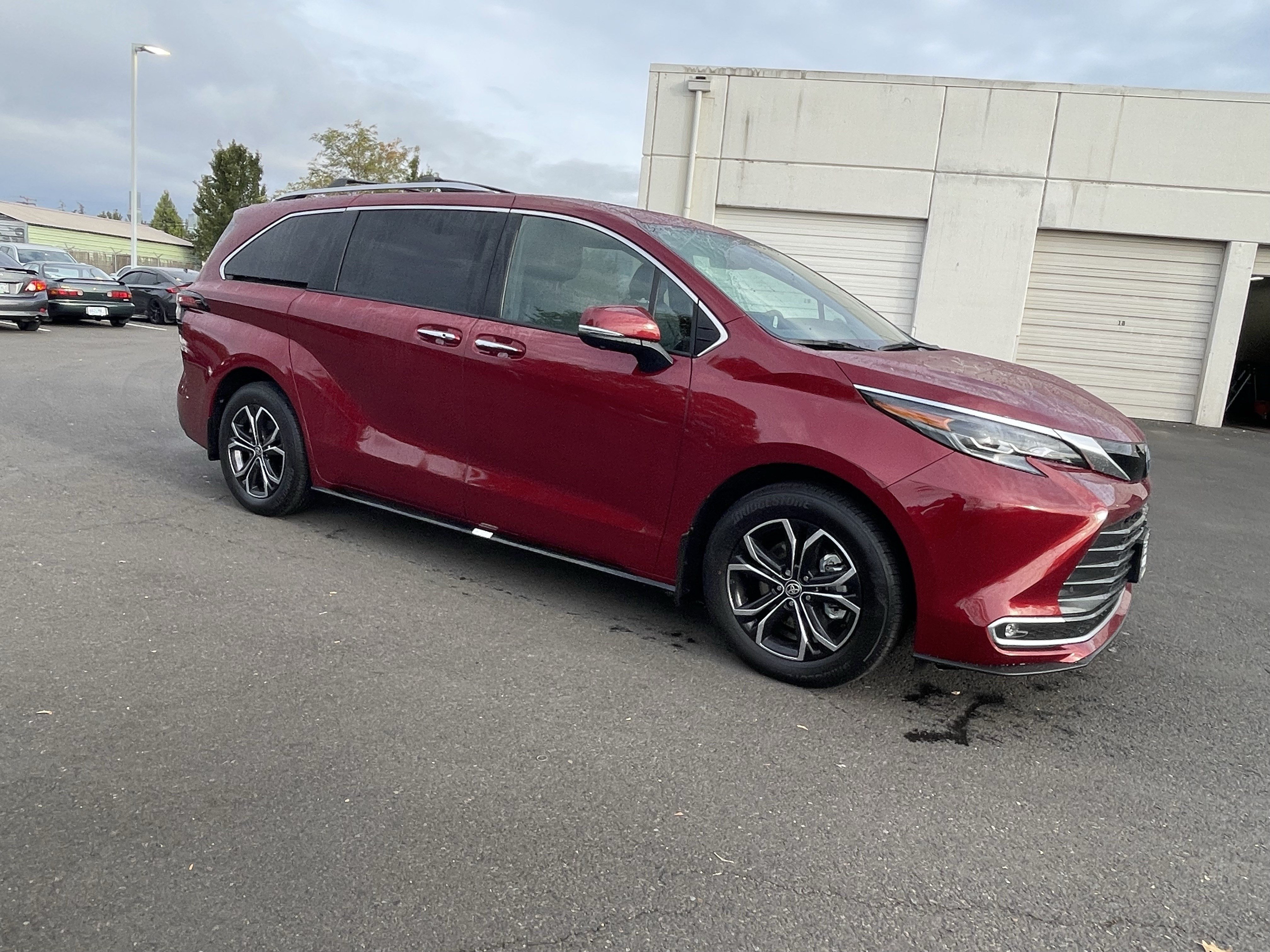 Used 2025 Toyota Sienna Platinum AWD/4WD image 7