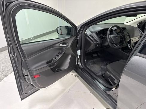 Used 2018 Ford Focus SE FWD image 6