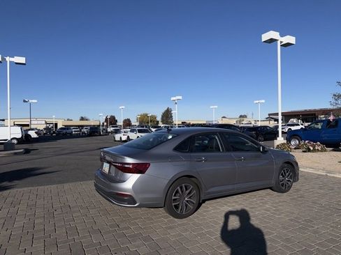 Used 2025 Volkswagen Jetta SE image 2