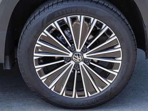 Certified 2025 Volkswagen Taos SE FWD image 12