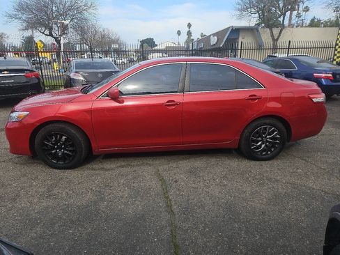 Used 2010 Toyota Camry LE image 2