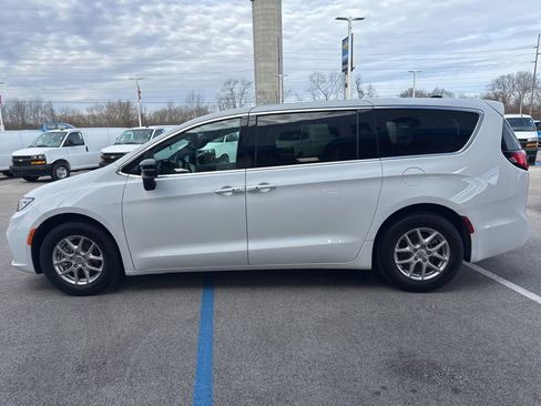 Used 2025 Chrysler Pacifica Select image 6