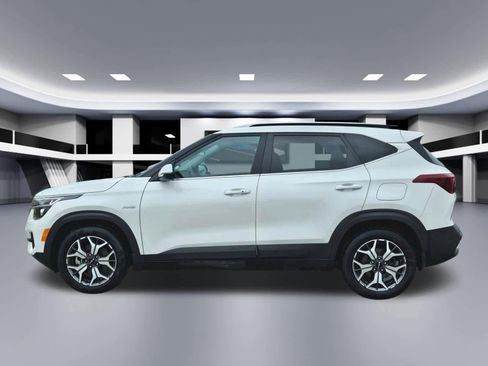 Certified 2022 Kia Seltos EX image 2