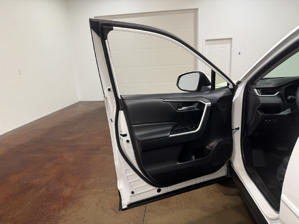 Used 2025 Toyota RAV4 XLE AWD/4WD image 56