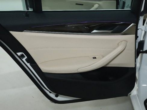 Used 2020 BMW 530i xDrive w/ Premium Package image 13