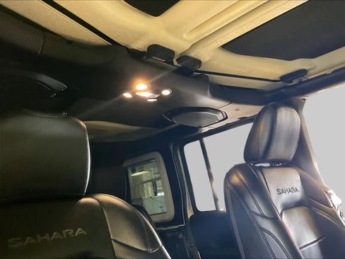 Used 2019 Jeep Wrangler Unlimited Sahara AWD/4WD image 13