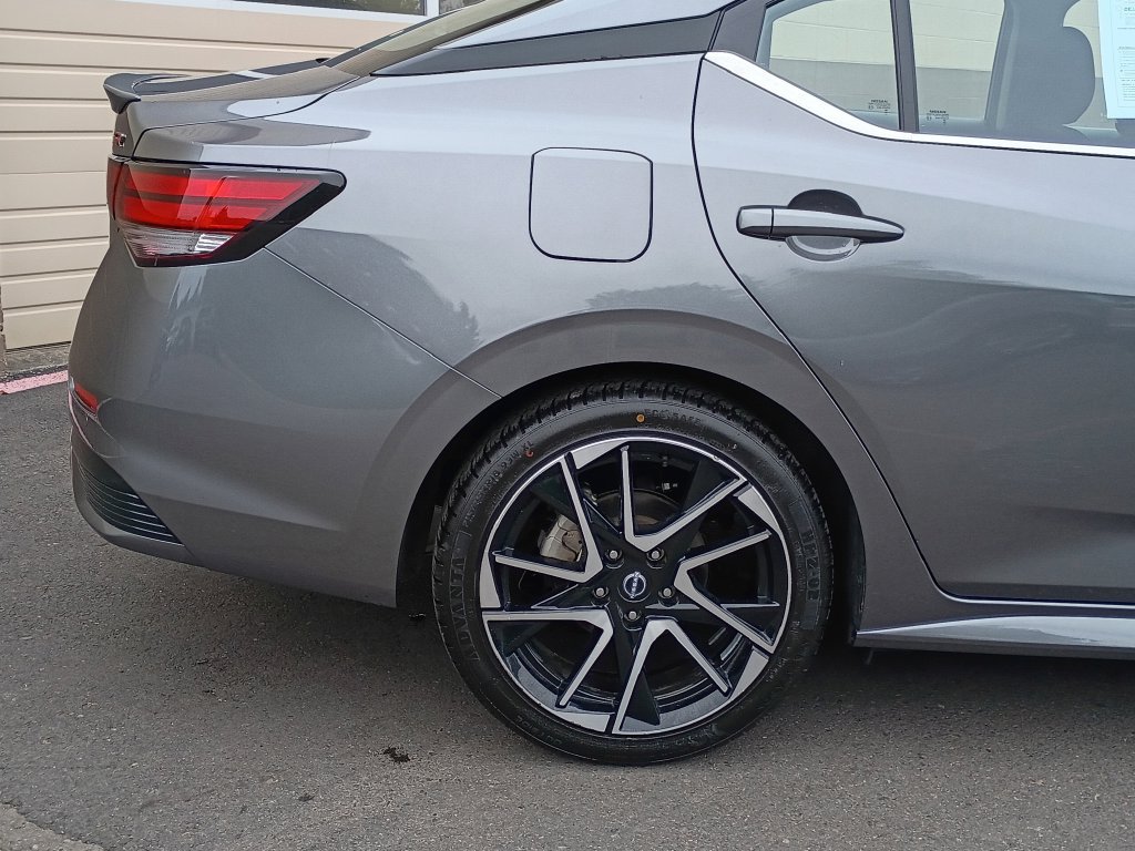 Used 2025 Nissan Sentra SR FWD image 4
