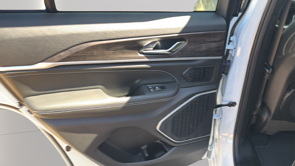 New 2027 Jeep Grand Cherokee Limited AWD/4WD image 24