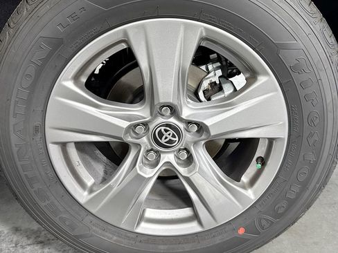 Used 2025 Toyota RAV4 XLE AWD/4WD image 31