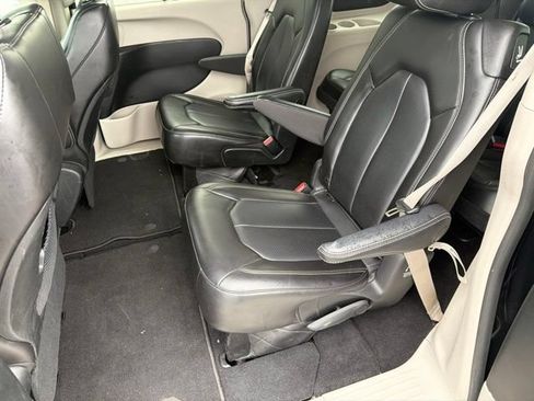 Used 2023 Chrysler Pacifica Touring-L FWD image 11