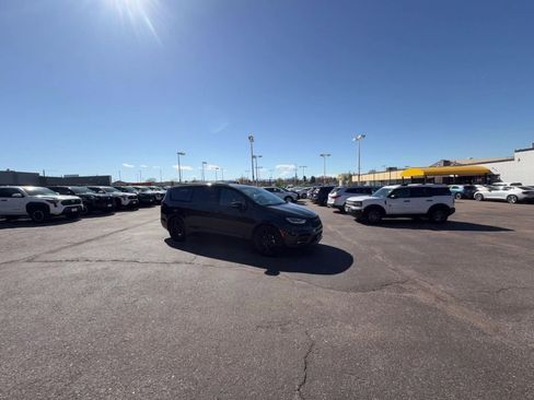 Used 2025 Chrysler Pacifica Limited image 12