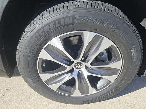 Used 2022 Toyota Highlander XLE image 2