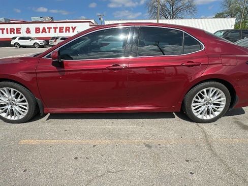Used 2018 Toyota Camry XLE image 1