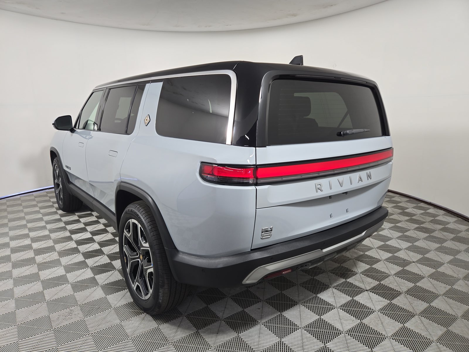 Used 2025 Rivian R1S Adventure Dual AWD/4WD image 3