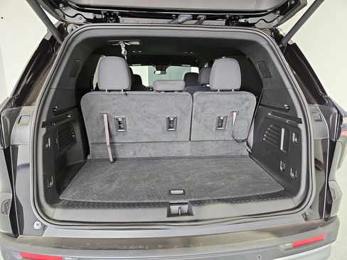Used 2025 Chevrolet Traverse LT FWD image 12