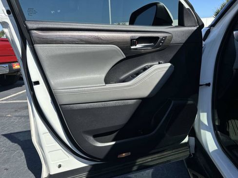 Used 2021 Toyota Highlander Platinum FWD image 22