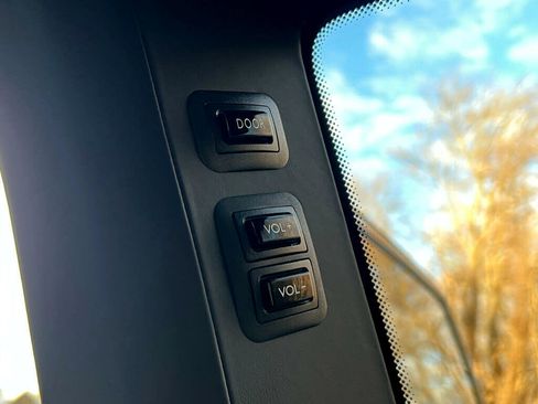 Used 2022 Rolls-Royce Cullinan Black Badge image 40