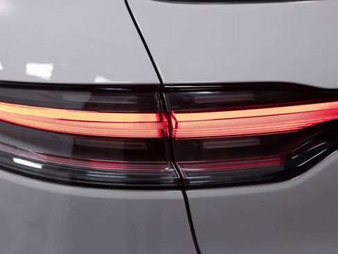 Certified 2025 Porsche Macan image 36