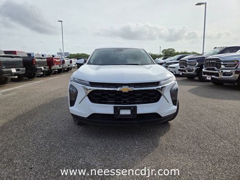 Used 2024 Chevrolet Trax LS w/ LS Convenience Package FWD image 2