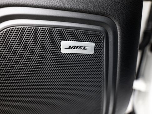 Certified 2025 Porsche Macan AWD/4WD image 17
