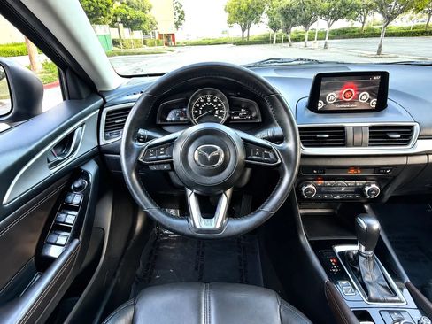 Used 2018 MAZDA MAZDA3 Touring FWD image 13