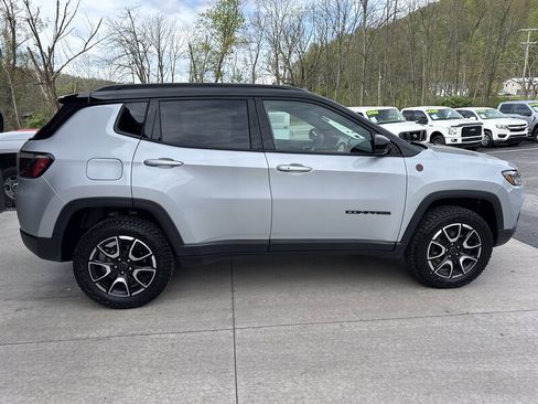Used 2025 Jeep Compass Trailhawk AWD/4WD image 3