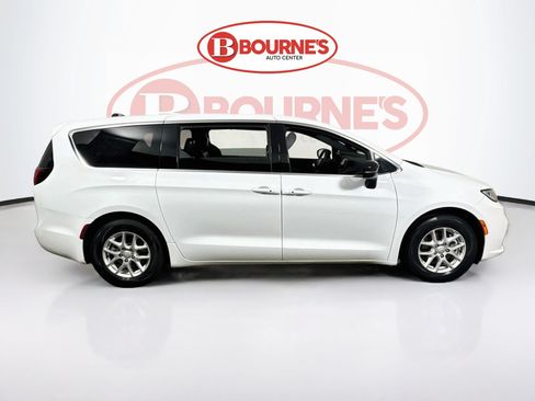 Used 2026 Chrysler Pacifica Select FWD image 10