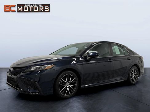 Used 2021 Toyota Camry SE FWD image 2