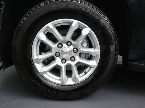 Used 2025 Chevrolet Suburban LT image 10