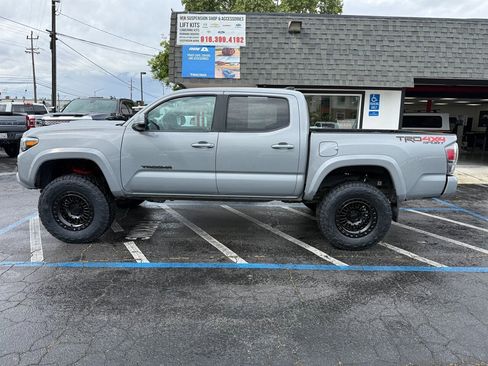 Used 2021 Toyota Tacoma TRD Sport w/ Technology Package AWD/4WD image 8