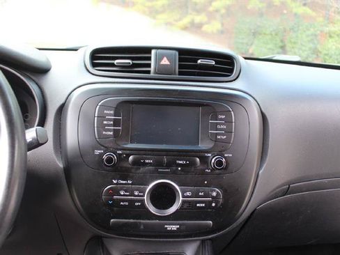 Used 2017 Kia Soul + FWD image 17