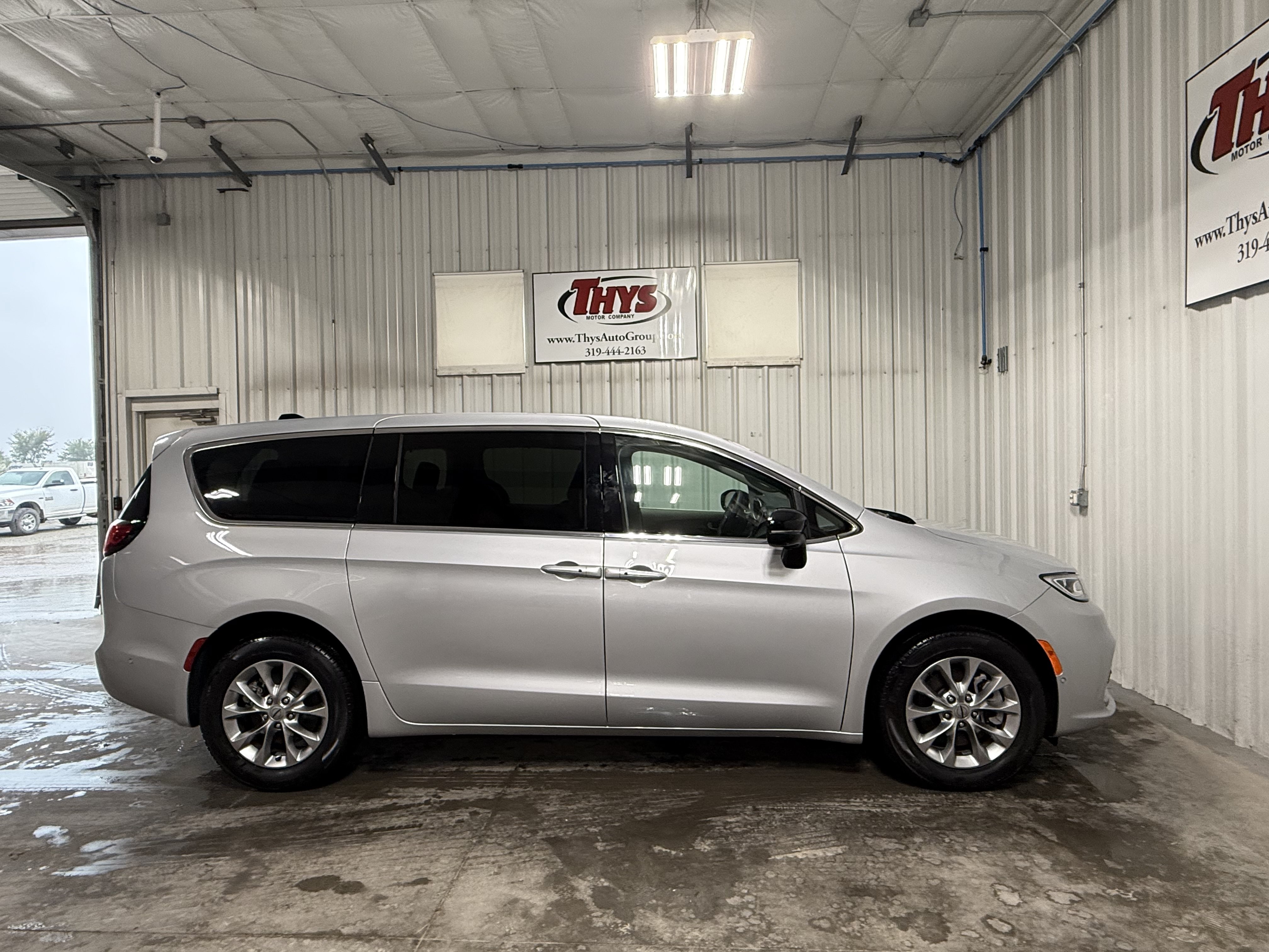 Used 2024 Chrysler Pacifica Touring-L w/ Uconnect Theater Family Group AWD/4WD image 2