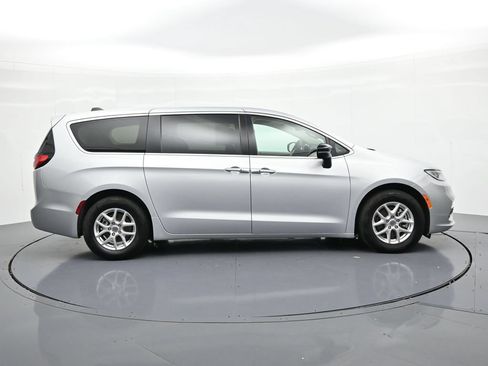 Used 2024 Chrysler Pacifica Touring-L FWD image 5