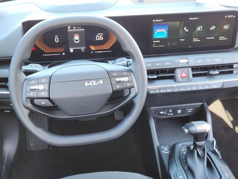 New 2025 Kia K4 LXS image 24