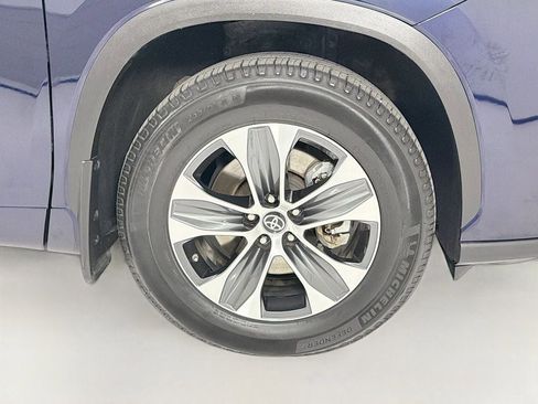 Used 2022 Toyota Highlander XLE AWD/4WD image 36