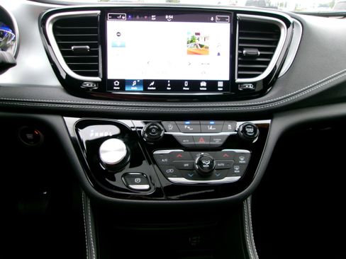 New 2026 Chrysler Pacifica Limited w/ S Appearance Package image 15