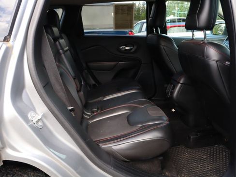 Used 2015 Jeep Cherokee Trailhawk AWD/4WD image 8