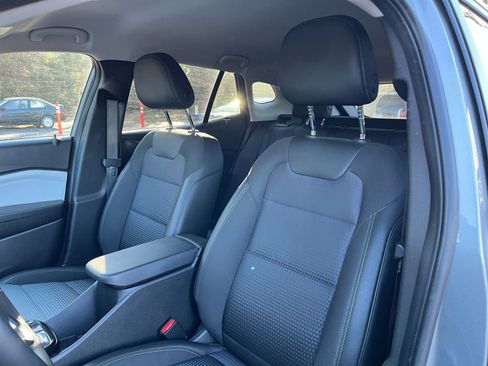 Used 2025 Chevrolet Trax LT w/ LT Convenience Package image 35