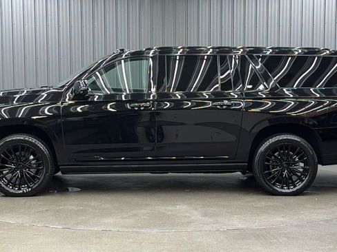 Used 2025 Cadillac Escalade ESV Sport Platinum image 2