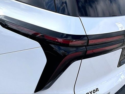 Used 2025 Chevrolet Traverse LT image 23