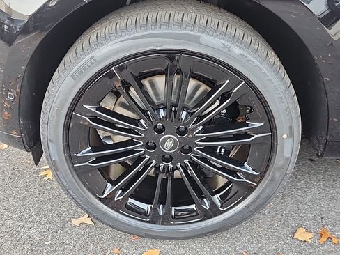 New 2025 Land Rover Range Rover SE image 9