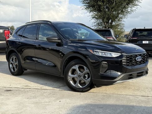 Used 2025 Ford Escape ST-Line image 2